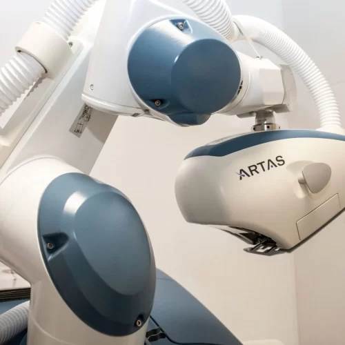 instituto-cirugia-estetica-robot-artas-01-scaled